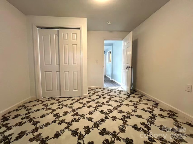unfurnished bedroom featuring baseboards and a closet