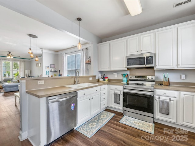 6909 Dunton St, Huntersville, NC 28078 - kitchen featuring appliances with stainless steel finishes, a sink, a peninsula, open floor plan, and visible vents