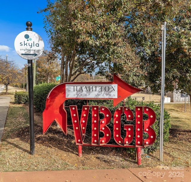 community / neighborhood sign featuring fence
