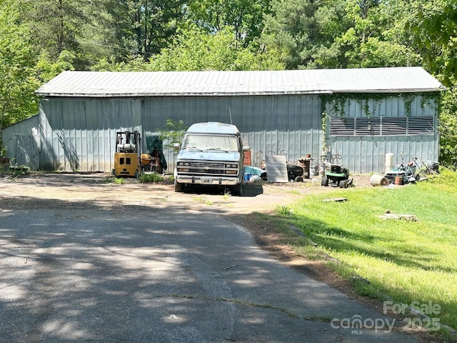 view of pole building with driveway