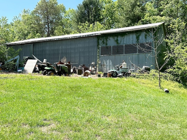 view of pole building featuring a yard