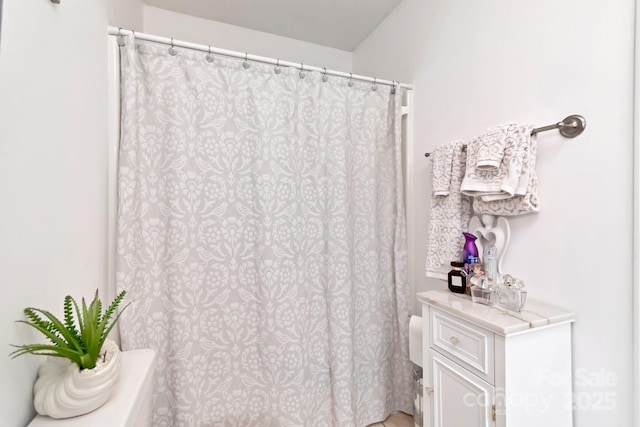full bathroom featuring a shower with curtain