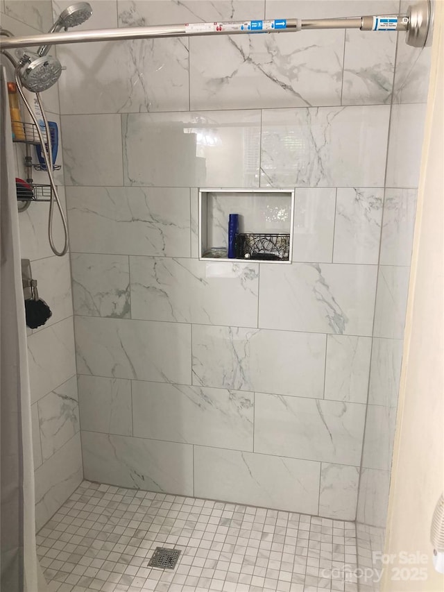 full bathroom featuring tiled shower