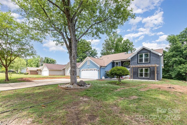 view of front facade featuring driveway, a garage, and a front yard
