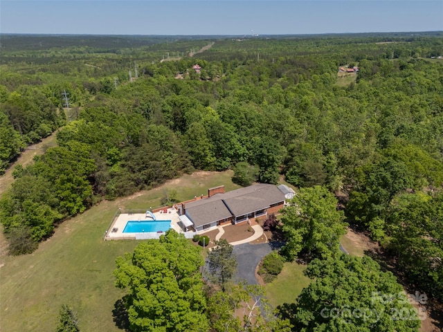 bird's eye view featuring a wooded view