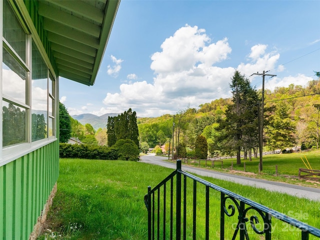 view of yard featuring a mountain view