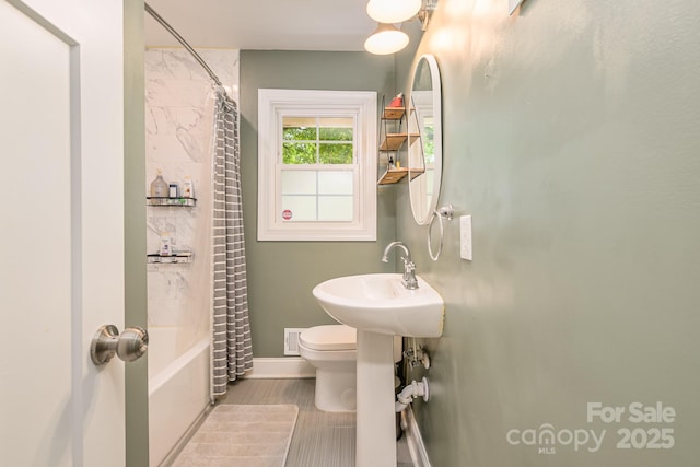 4838 Holbrook Dr, Charlotte, NC 28212 - bathroom with toilet, shower / tub combo with curtain, baseboards, and a sink