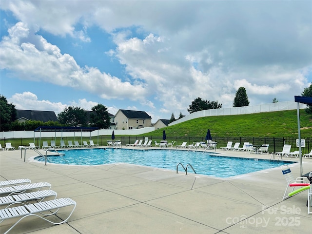 13315 Hunting Birds Ln, Charlotte, NC 28278 - community pool with a patio area
