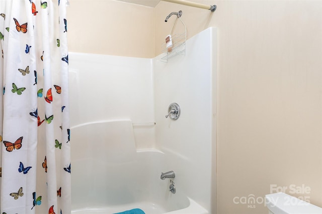 bathroom featuring shower / bath combo