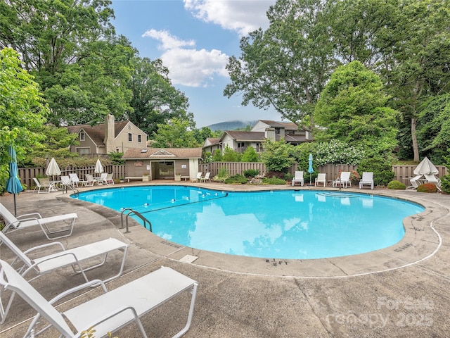 112 Deerlake Dr, Asheville, NC 28803 - community pool with fence and a patio