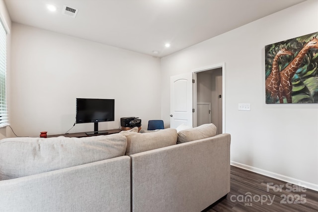 living room featuring baseboards, dark wood-style flooring, visible vents, and recessed lighting