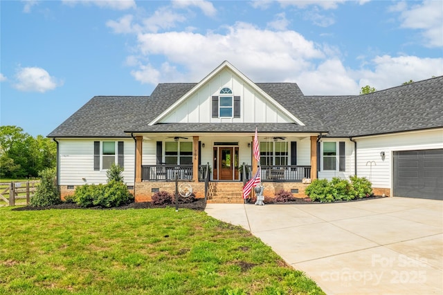 modern inspired farmhouse featuring board and batten siding, ceiling fan, a front yard, crawl space, and covered porch