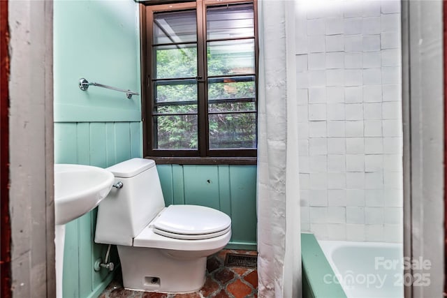 full bathroom with toilet and shower / bath combo