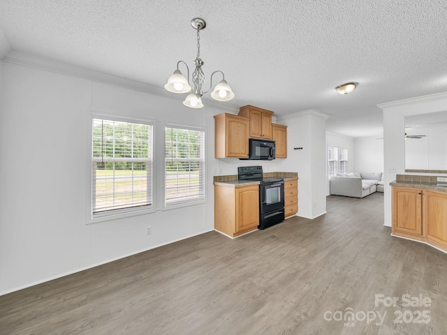 kitchen featuring open floor plan, crown molding, a textured ceiling, black appliances, and light wood-style floors