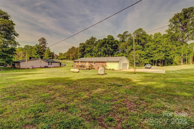 view of yard featuring a detached garage