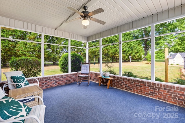 sunroom with ceiling fan