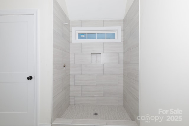 bathroom featuring tiled shower