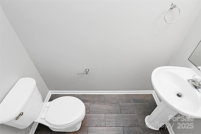 5943 Pisgah Way, Charlotte, NC 28217 - bathroom featuring toilet, baseboards, and a sink