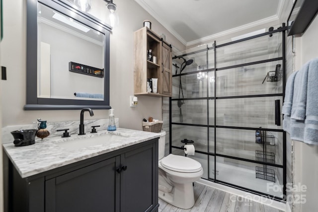 bathroom featuring crown molding, toilet, tiled shower, and wood finished floors