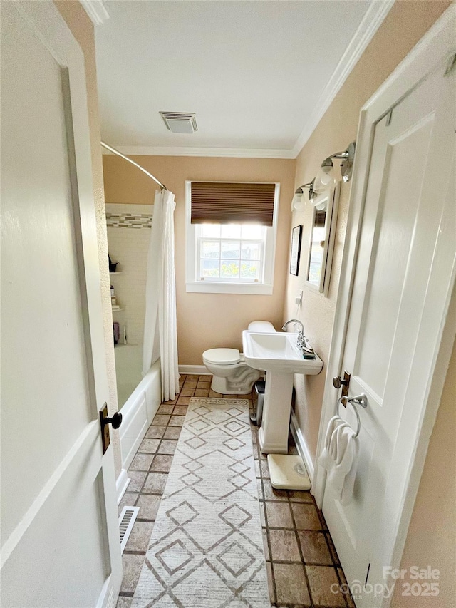 full bathroom featuring toilet, shower / tub combo with curtain, visible vents, baseboards, and ornamental molding