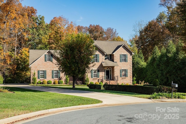 view of front of home featuring a front yard