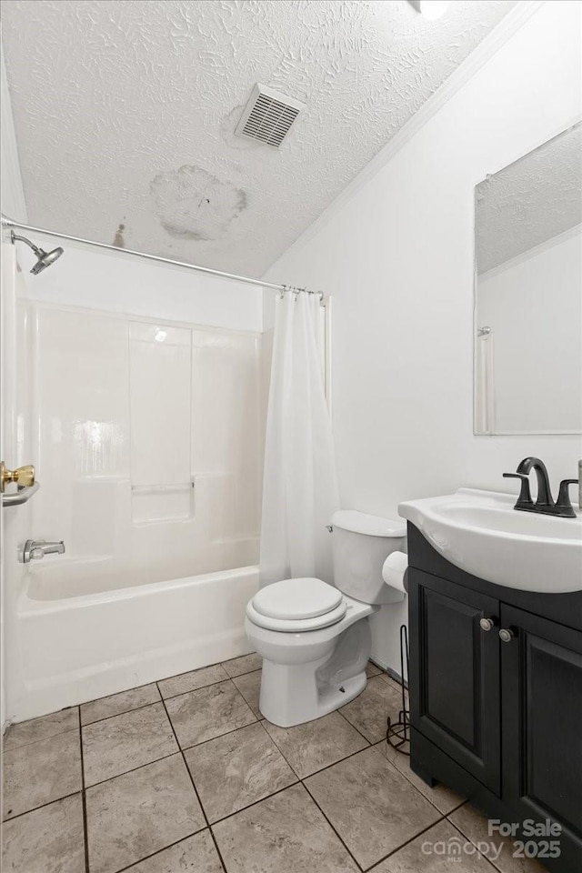 full bath featuring a textured ceiling, visible vents, shower / tub combo, vanity, and toilet