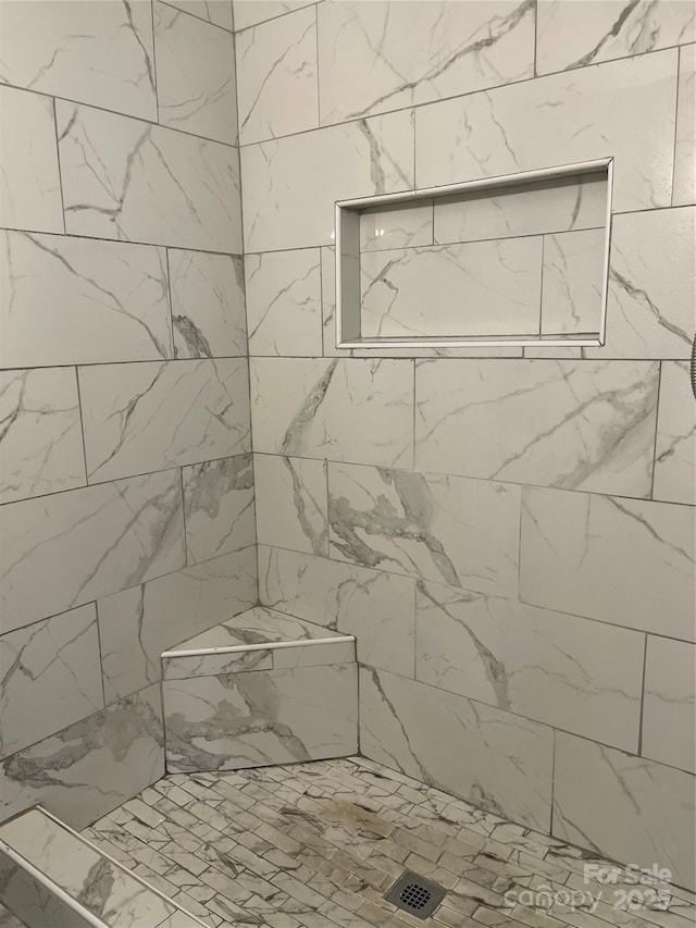 bathroom featuring tiled shower
