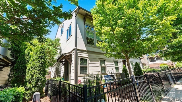 view of front facade with fence private yard