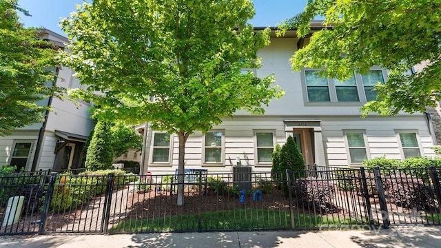 view of front facade with a fenced front yard