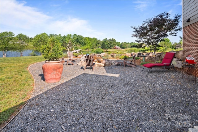 view of grassy yard featuring a water view