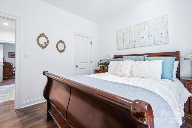 bedroom featuring dark wood-style floors, baseboards, and recessed lighting