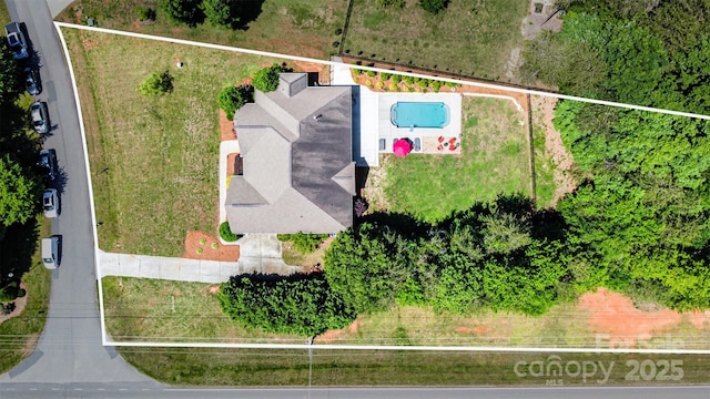 6603 Havencrest Dr, Denver, NC 28037 - aerial view of property and surrounding area with property boundaries highlighted and a pool