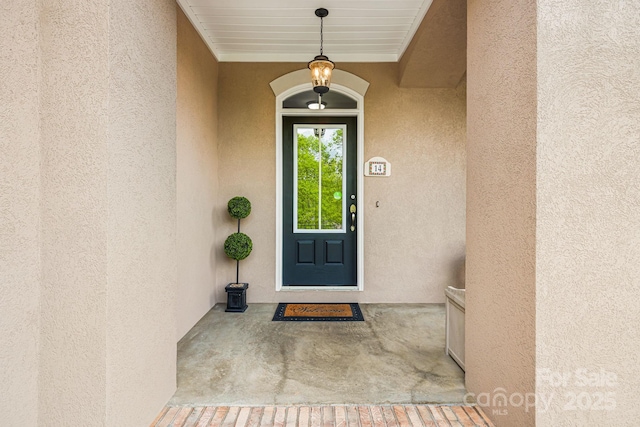 view of exterior entry with stucco siding