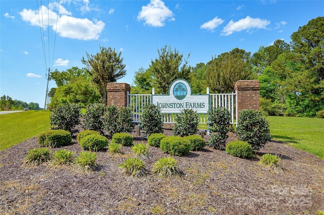 community / neighborhood sign featuring a yard