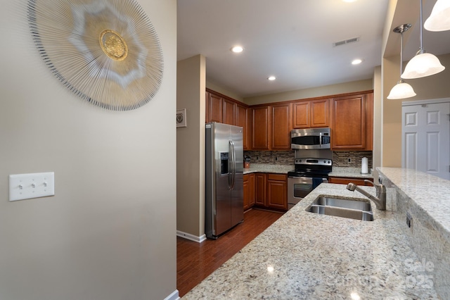 4321 Tucker Chase Dr, Midland, NC 28107 - kitchen with dark wood-style flooring, visible vents, a sink, backsplash, and stainless steel appliances