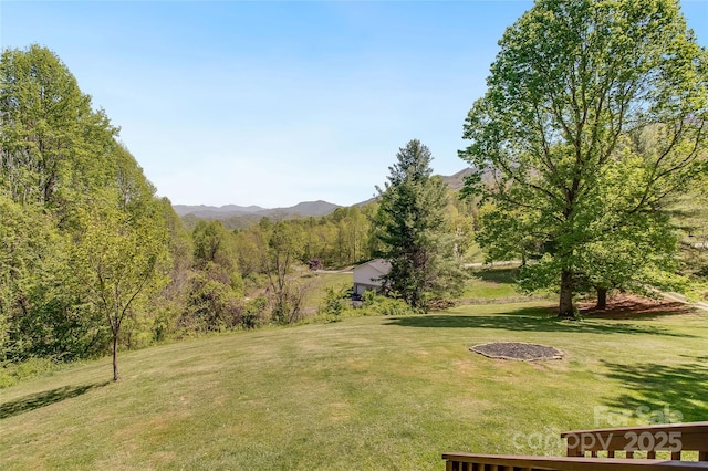 view of yard with a mountain view
