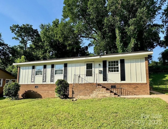 2020 Longleaf Dr, Charlotte, NC 28210 - ranch-style house featuring board and batten siding, brick siding, and a front yard