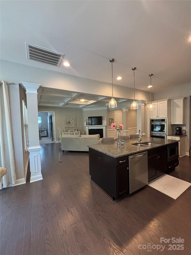 kitchen featuring a sink, stainless steel appliances, visible vents, recessed lighting, and open floor plan
