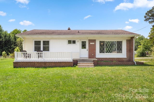 view of front facade with a front yard