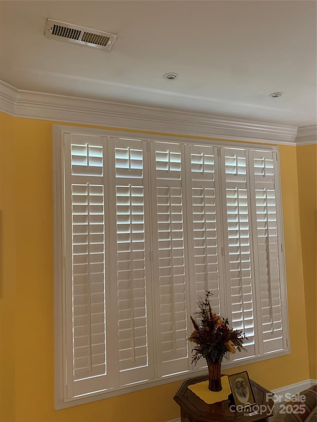 detailed view of crown molding