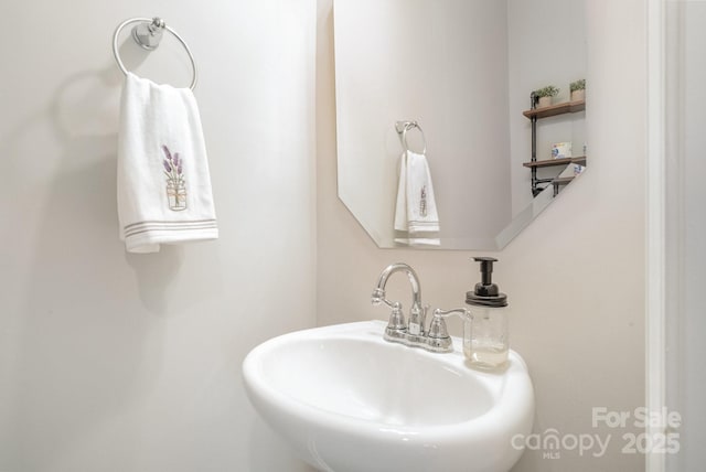 bathroom featuring a sink