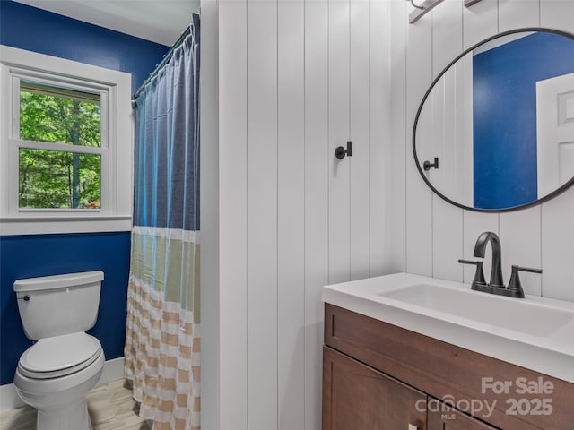full bath featuring toilet, vanity, and a shower with curtain