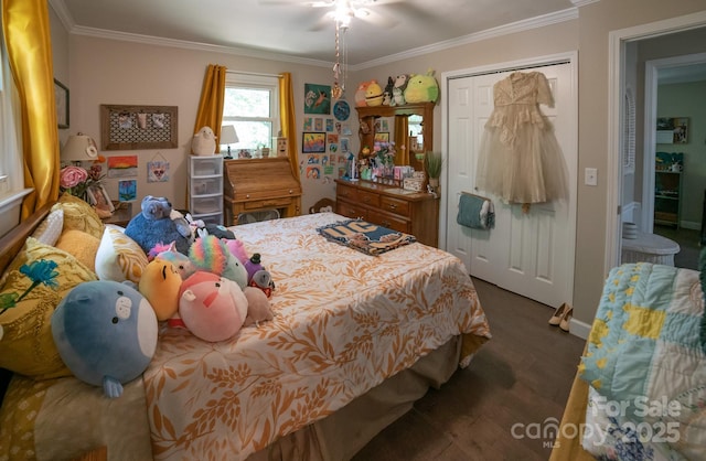 bedroom featuring ceiling fan, a closet, crown molding, and wood finished floors