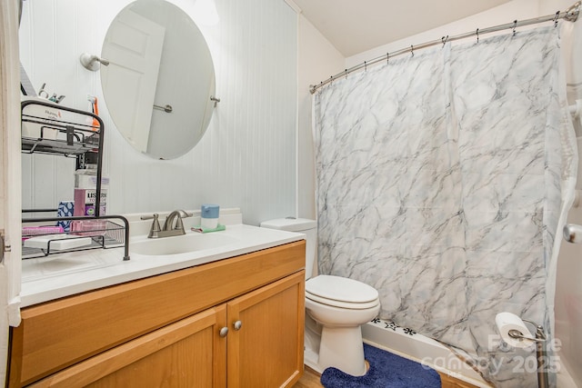 full bath with vanity, toilet, and a shower with curtain