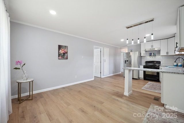 kitchen with black electric range oven, baseboards, a sink, crown molding, and stainless steel refrigerator with ice dispenser