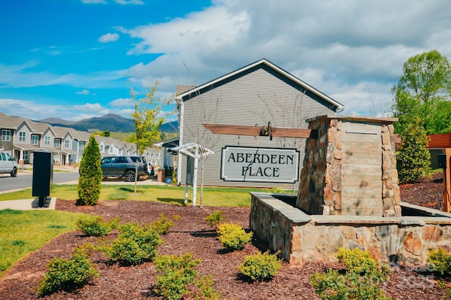 community sign featuring a mountain view and a residential view