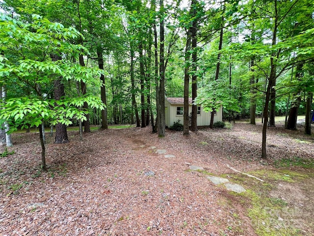 view of yard with an outdoor structure