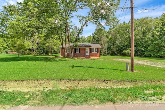 view of green lawn
