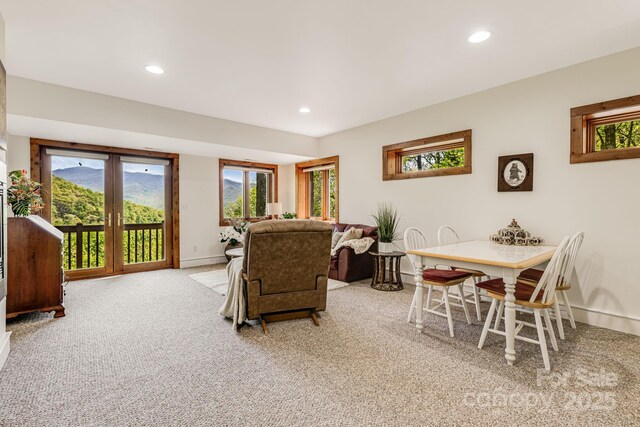 living room with light carpet, healthy amount of natural light, recessed lighting, and baseboards