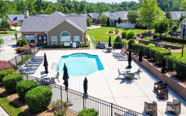 5028 Polo Gate Blvd, Charlotte, NC 28216 - community pool featuring a patio